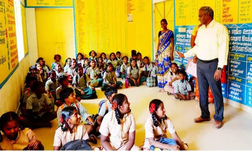 இடியும் நிலையில் உள்ள அரசு பள்ளி வேறு இடத்திற்கு மாற்றம்