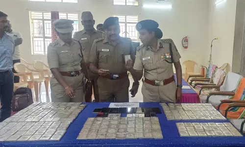 127 கிலோ வெள்ளிகட்டிகள், 6 கார்கள், 5 செல்போன்கள் அதிரடியாக மீட்பு