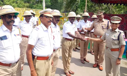 சேலத்தில் போக்குவரத்து போலீசாருக்கு ஜூஸ்