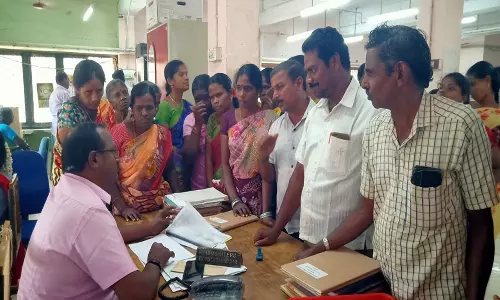 பண்ருட்டி  தாசில்தார் அலுவலகம் முன் கிராம மக்கள்  திரண்டதால் திடீர் பரபரப்பு