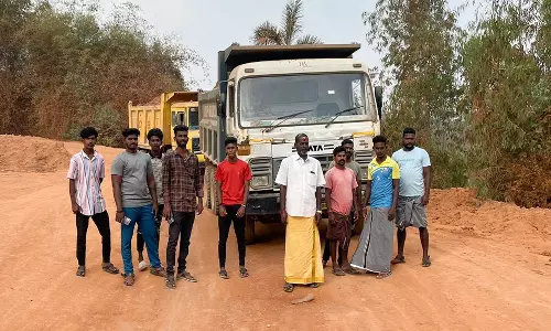 கடலூர் கே.என்.பேட்டை அருகே  செம்மண் எடுக்கும் லாரிகளை சிறைபிடித்த பொதுமக்கள்