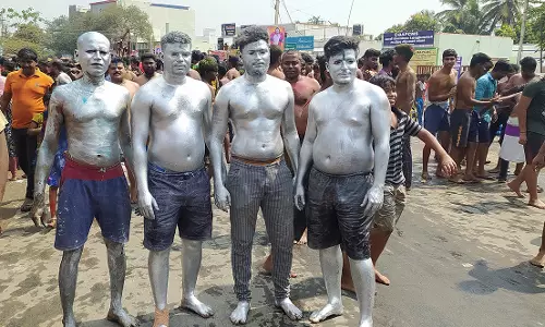 உடம்பில் சேறு பூசி வேடம் அணிந்து நேர்த்தி கடன் செலுத்திய பக்தர்கள்