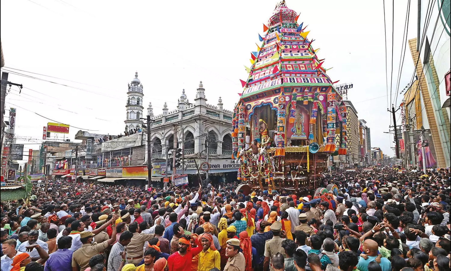 கோவை கோனியம்மன் கோவில் தேரோட்டம் கோலாகலம்: ஆயிரக்கணக்கான பக்தர்கள் வடம் பிடித்து இழுத்தனர்