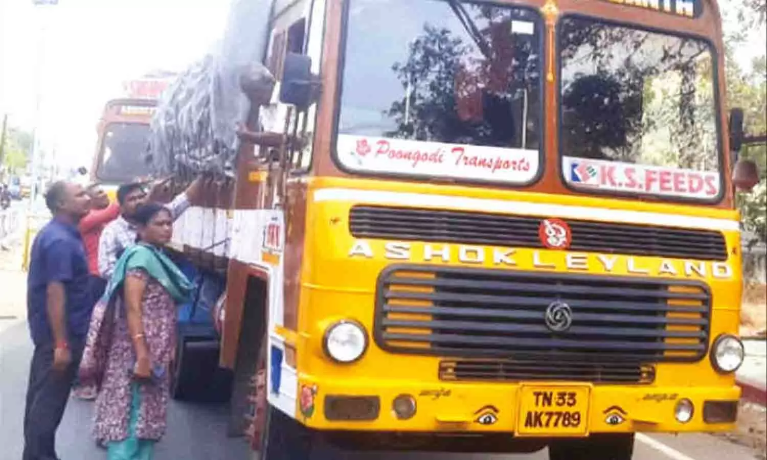 ரேஷன் அரிசி கடத்தலை தடுக்க சோதனை சாவடிகளில் போலீசார் கண்காணிப்பு