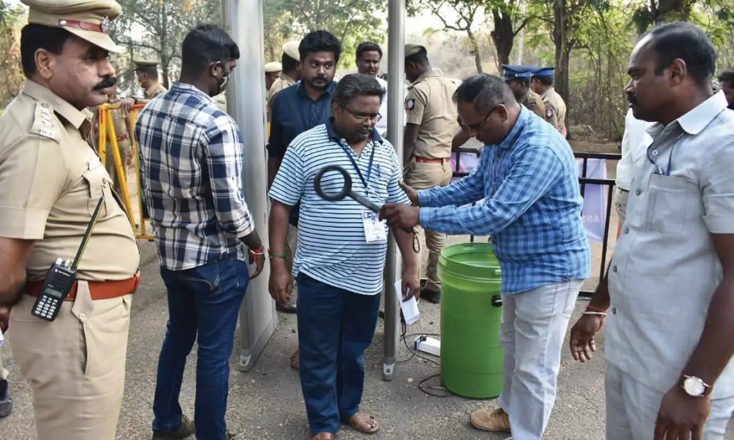 கடும் சோதனைக்கு பிறகே உள்ளே அனுமதி- ஓட்டு எண்ணும் மையத்தில் 600 போலீசார் பாதுகாப்பு கடும் சோதனைக்கு பிறகே உள்ளே அனுமதி- ஓட்டு எண்ணும் மையத்தில் 600 போலீசார் பாதுகாப்பு