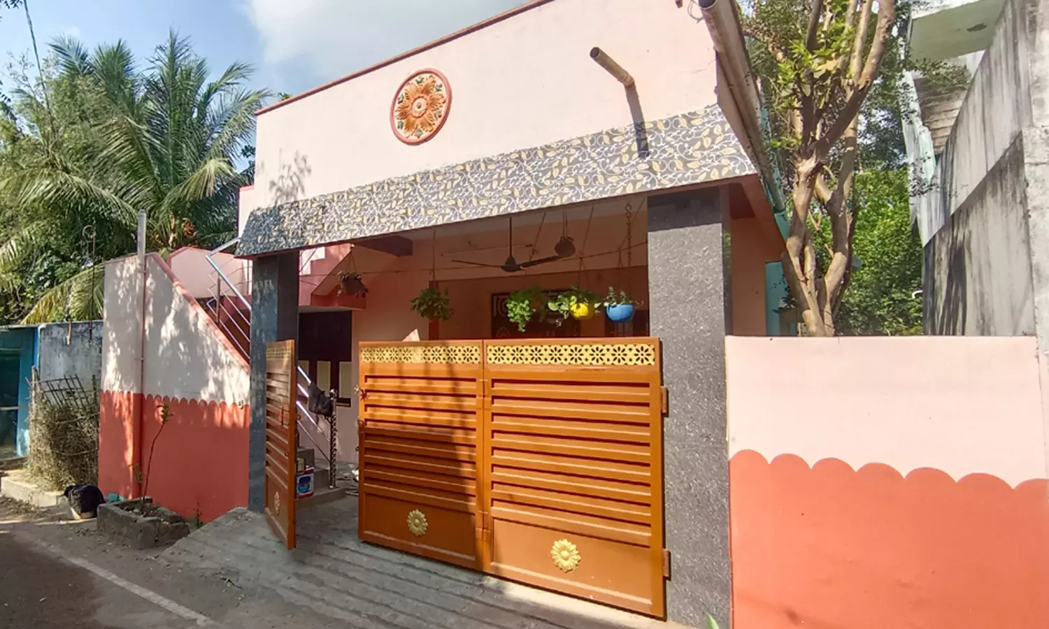 தொடர் திருட்டை போலீசார்  கட்டுப்படுத்துவார்களா?மஞ்சக்குப்பத்தில் வீட்டின் கதவை உடைத்து பொருட்கள் திருட்டு:2 பெண்களை கத்தியை காட்டி மிரட்டியதால் பரபரப்பு