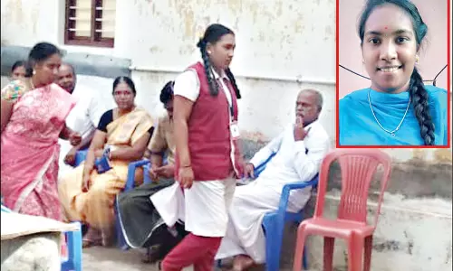 தந்தை இறந்த துக்கத்திலும் தேர்வில் பங்கேற்ற பிளஸ்-2 மாணவி