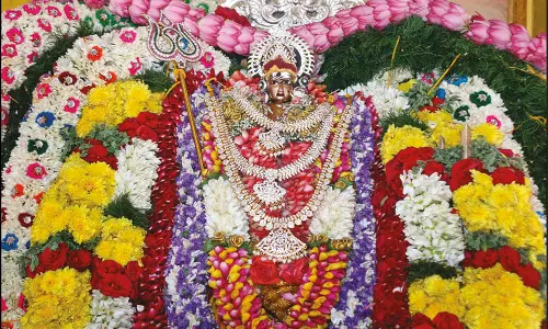 கோவை கோனியம்மன் கோவில் தேரோட்டம் கோலாகலம்: ஆயிரக்கணக்கான பக்தர்கள் வடம் பிடித்து இழுத்தனர்