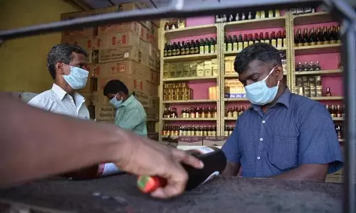 கடந்த மாதத்தில் தமிழகம் முழுவதும் மது விற்பனை சராசரியாக 5 சதவீதம் குறைந்தது