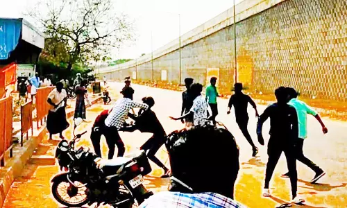 திண்டுக்கல் அருகே முன் விரோதத்தில் கல்லூரி மாணவர்கள் கட்டிப்புரண்டு சண்டை போலீசார் விசாரணை