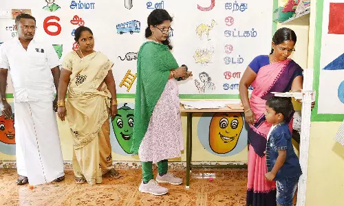 ஆண்டிபட்டி பகுதியில் அரசு பள்ளி, அங்கன்வாடி மையத்தில் கலெக்டர் ஆய்வு