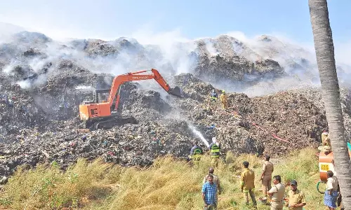 குப்பை கிடங்கில் ஏற்பட்டுள்ள புகை மண்டலத்தால் வீடுகளை காலி செய்யும் பொதுமக்கள்