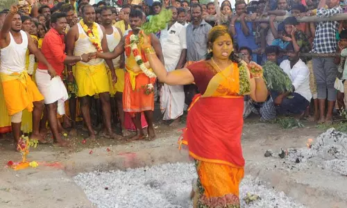 பத்ரகாளியம்மன் கோவில் தீ மிதி திருவிழா