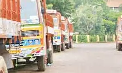 லாரிகள் சிறைபிடிப்பு