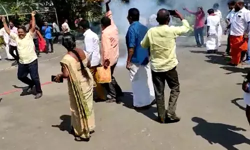 ஈரோடு இடைத்தேர்தல்: தி.மு.க.-காங்கிரசார் பட்டாசு வெடித்து கொண்டாட்டம்