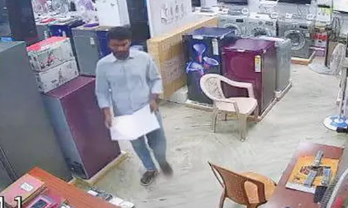 டி.வி.விற்பனை கடையில் வாலிபர் நூதன மோசடி- ஆன்லைனில் பணம் அனுப்பியதாக ஏமாற்றி எடுத்து சென்றார்