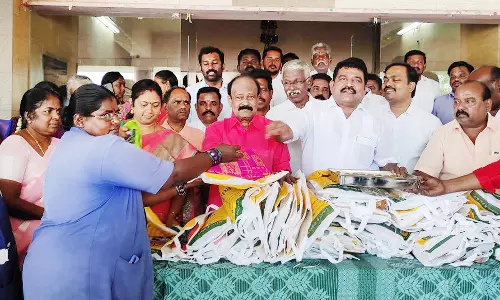 மு.க.ஸ்டாலின் பிறந்தநாள் : தூய்மை பணியாளர்களுக்கு புத்தாடை