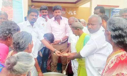 முதல்-அமைச்சர் பிறந்த நாள் விழா - தேவிபட்டணம் ஊராட்சியில் பொங்கலிட்டு கொண்டாட்டம்