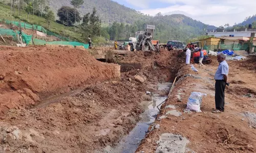 கோத்தகிரி அருகே  நீரோடையை தூர்வாரி தடுப்பு சுவர் கட்டும் பணி தீவிரம்