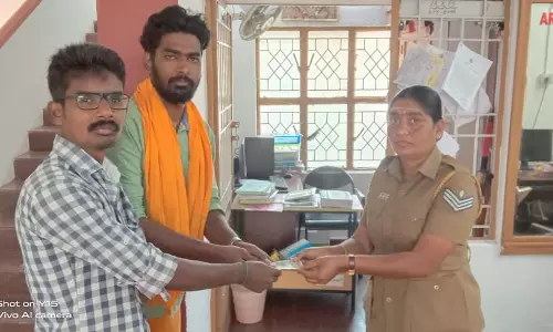 கோவையில் கீழே கிடந்த பணத்தை மீட்டு போலீசிடம் ஒப்படைத்த வாலிபர்கள்