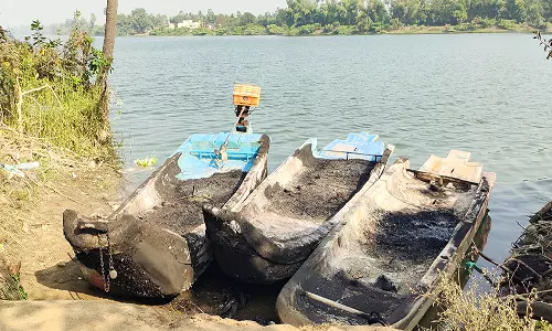 கடலூர் கலெக்டர் அலுவலகம் அருகே பரபரப்பு:தென்பெண்ணையாற்றில்  நிறுத்தி  வைக்கப்பட்டிருந்த 3  படகுகளுக்கு மர்ம நபர்கள் தீவைப்பு:போலீஸ் விசாரணை