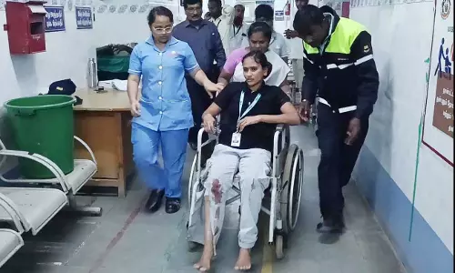 பள்ளத்தில் வாகனம் கவிழ்ந்து விபத்து