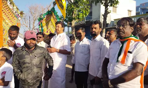 முது குறிக்கி கிராமத்தில் மஞ்சுவிரட்டும் விழா