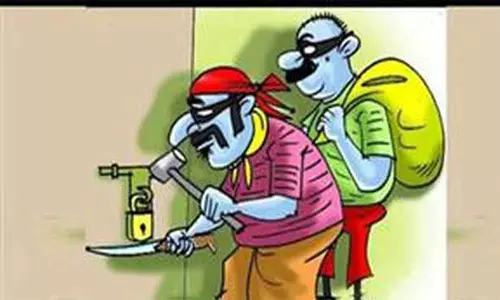 தொழிலாளி வீட்டின் பூட்டை உடைத்து கொள்ளை