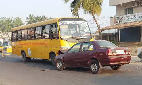 கார்-வேன் மோதி விபத்து; 3 பேர் தப்பினர்