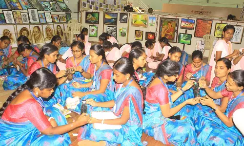 பாளை வ.உ.சி. மைதானத்தில் புத்தகத் திருவிழா அரங்குகளை ஆர்வமுடன் கண்டுகளித்த மாணவ, மாணவிகள்