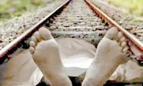 ரெயிலில் மோதி பெண் சாவு