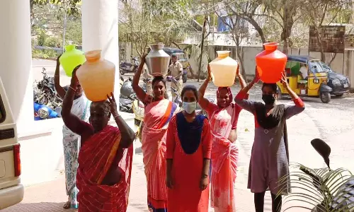 தாசில்தார் அலுவலகம் முன்பு குடிநீர் கேட்டு காலி குடங்களுடன் பெண்கள் முற்றுகை