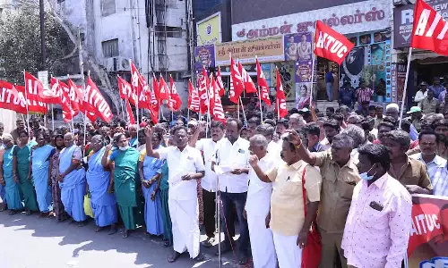 திருப்பூரில் தொழிலாளர் சங்கத்தினர் ஆர்ப்பாட்டம்