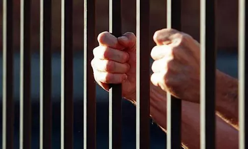 மும்பை: கொரோனா பரவலால் விடுவித்த சிறை கைதிகளில் 18 பேர் மீண்டும் கைது