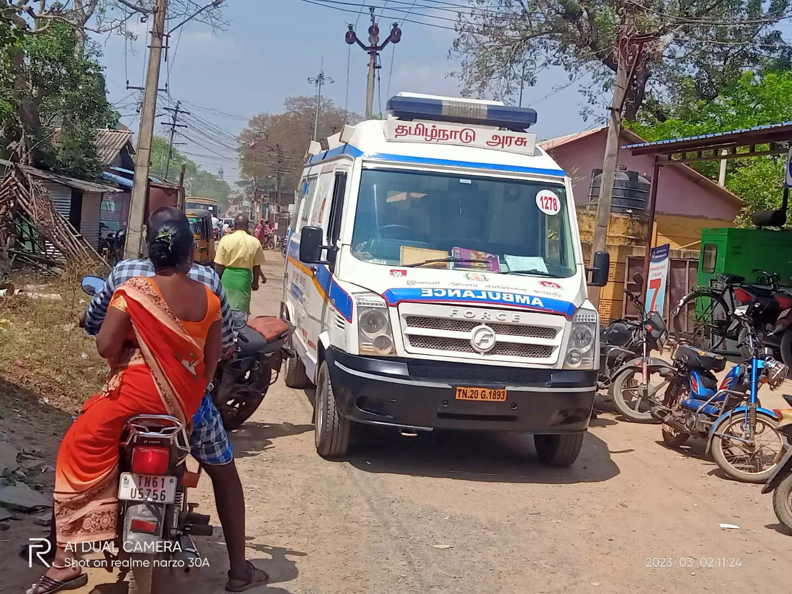 செந்துறையில் மருத்துவமனைக்கு செல்ல வழி இல்லாததால் சாலையிலேயே ஆம்புலன்ஸ் நிறுத்தும் அவலம்