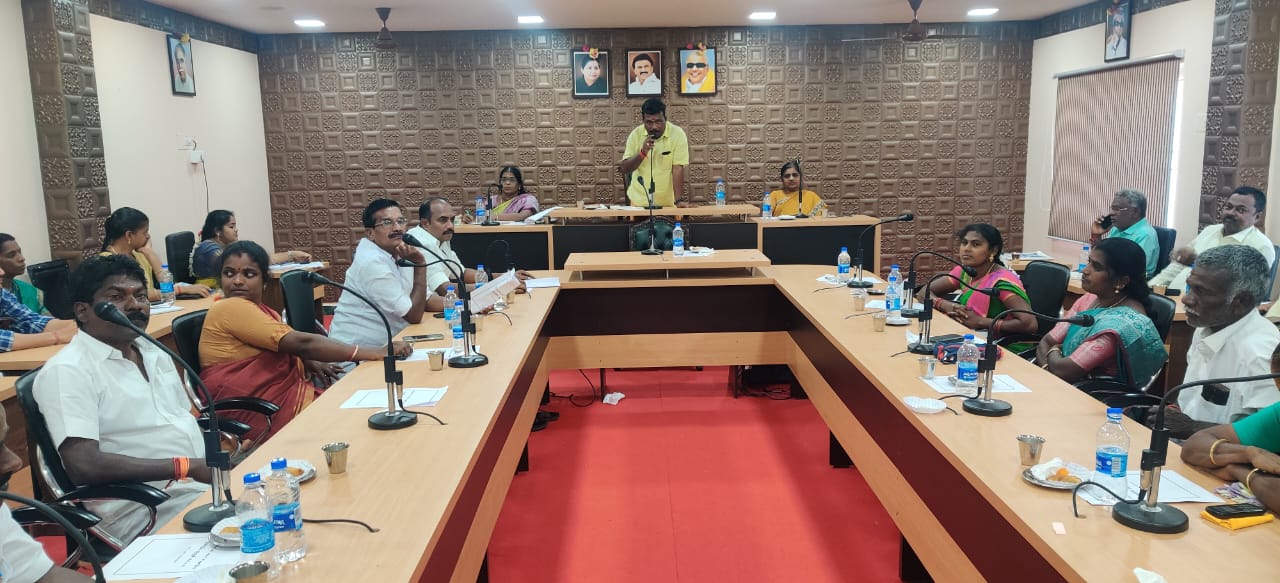 கந்தர்வகோட்டையில் ஒன்றிய குழு கூட்டம் -அரசு மருத்துவமனைக்கு புதிய கட்டிடம் கட்டுவதற்கு இடம் தேர்வு செய்ய கோரிக்கை