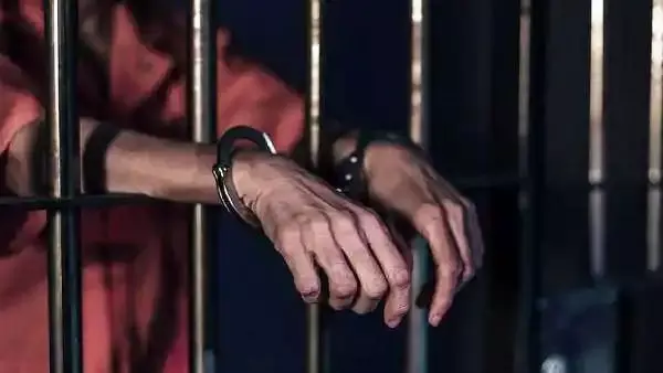 திருச்செந்தூர் அருகே மீனவர் வீட்டில் 35½ பவுன்  நகையை திருடிய வாலிபர் கைது - சி.சி.டி.வி. காட்சி மூலம் சிக்கினார்