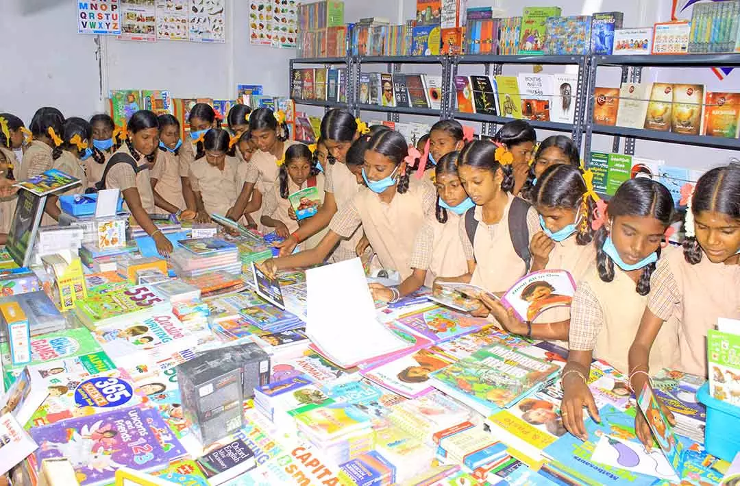 பாளை புத்தக கண்காட்சியில் வாழைநார் மூலம் கைவினை பொருட்கள் குறித்த பயிற்சி பாளை புத்தக கண்காட்சியில் வாழைநார் மூலம் கைவினை பொருட்கள் குறித்த பயிற்சி