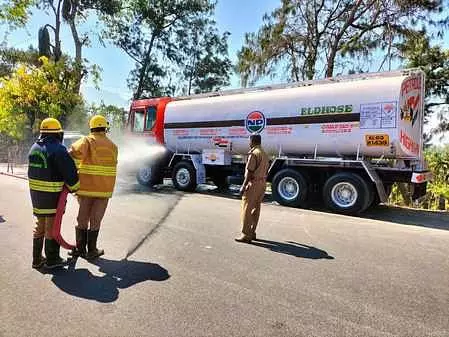 கூடலூா் அருகே விபத்தில் சிக்கிய டேங்கா் லாரி