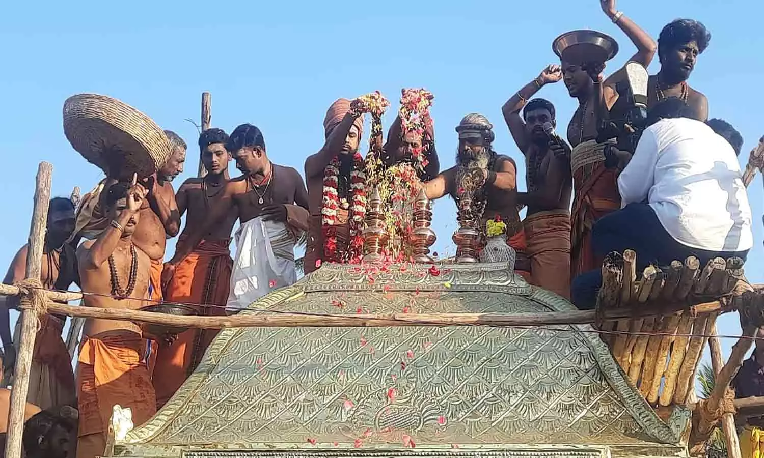 2 ஆயிரம் ஆண்டு பழமையான கைலாயநாதர் கோவிலில் நன்னீராட்டு பெருவிழா