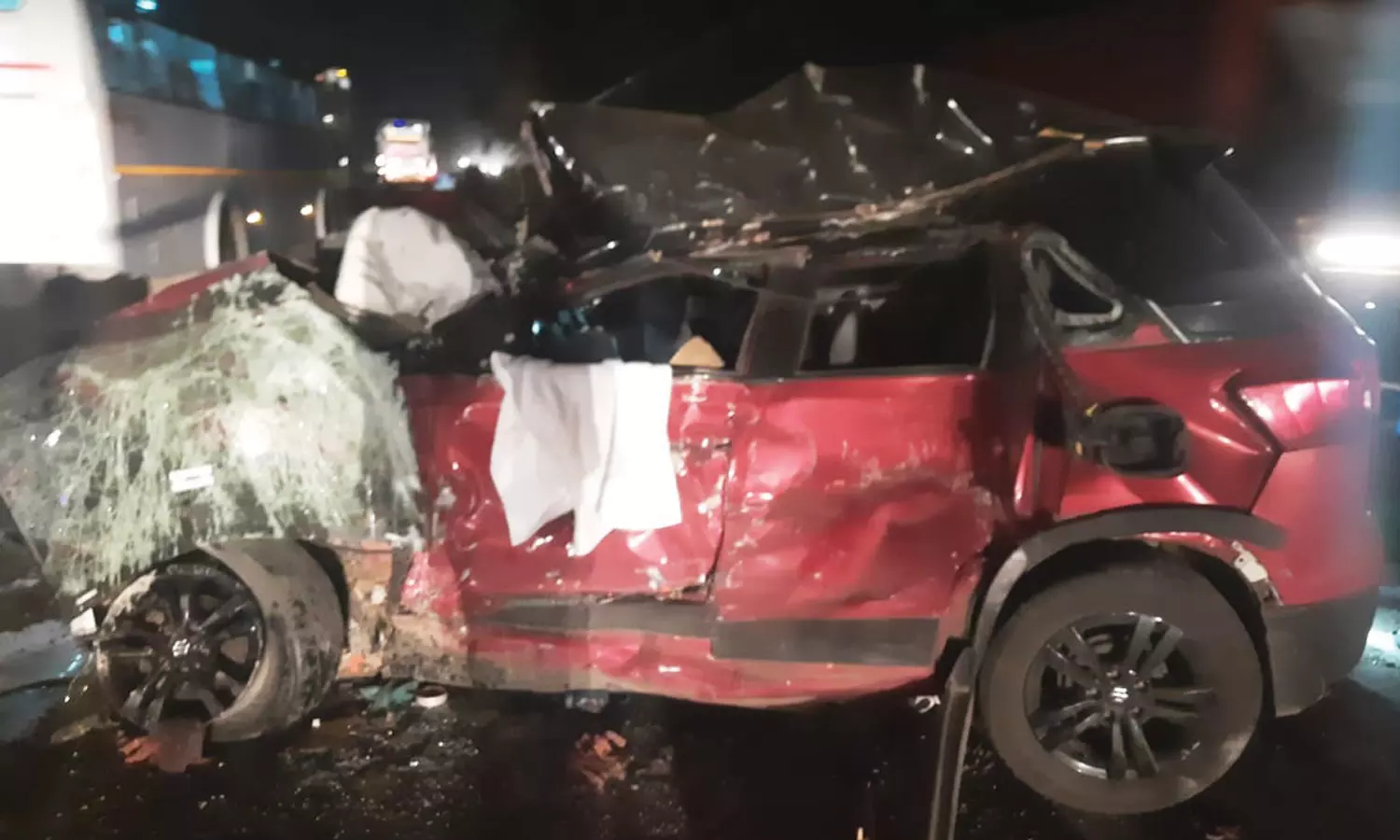 படாளத்தில் லாரி மீது கார் மோதி 2 பேர் பலி