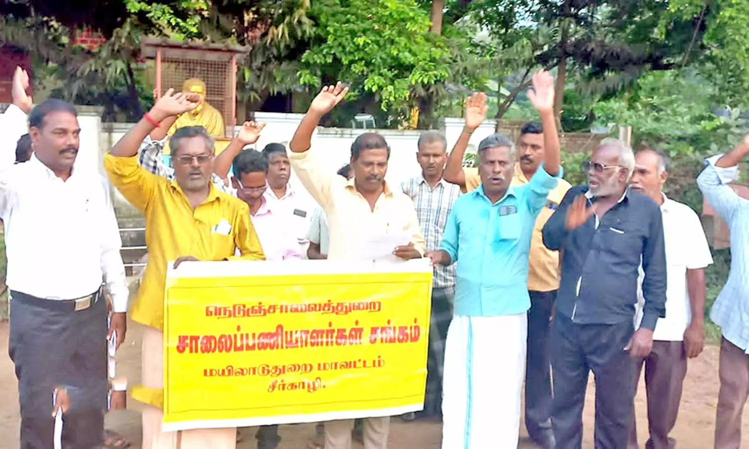 சீர்காழியில், சாலை பணியாளர்கள் சங்கத்தினர் ஆர்ப்பாட்டம்