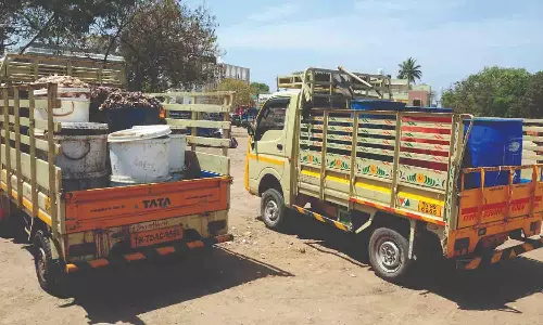 இறைச்சிக்கழிவுகளுடன் வந்த வாகனங்கள் சிறைபிடிப்பு - பொதுமக்கள் போராட்டம்