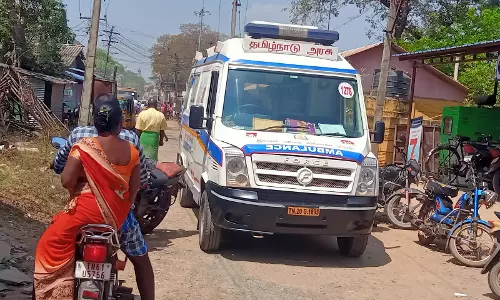 செந்துறையில் மருத்துவமனைக்கு செல்ல வழி இல்லாததால் சாலையிலேயே ஆம்புலன்ஸ் நிறுத்தும் அவலம்