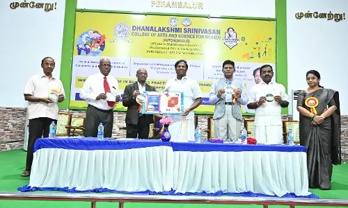 புத்தகங்களை நண்பர்களாக்கினால் உயர்ந்த நிலையை அடையலாம்-தனலட்சுமி சீனிவாசன் கல்லூரி விழாவில் பல்கலைக்கழக வேந்தர் செல்வம் பேச்சு