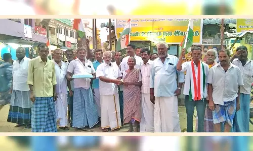 சிவகிரியில் காங்கிரஸ் கட்சியினர் இனிப்பு வழங்கி கொண்டாட்டம்