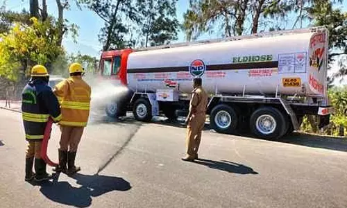 கூடலூா் அருகே விபத்தில் சிக்கிய டேங்கா் லாரி