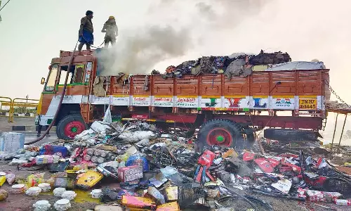 ஓடும் லாரியில் திடீர் தீ விபத்து