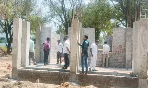 தரமற்ற முறையில் கட்டப்பட்ட பள்ளி கட்டுமான பணிகள் பாதியில் நிறுத்தம்