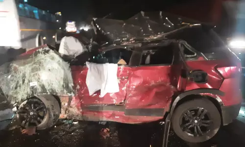 படாளத்தில் லாரி மீது கார் மோதி 2 பேர் பலி